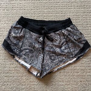 Lululemon Hotty Hot 2 in Shorts